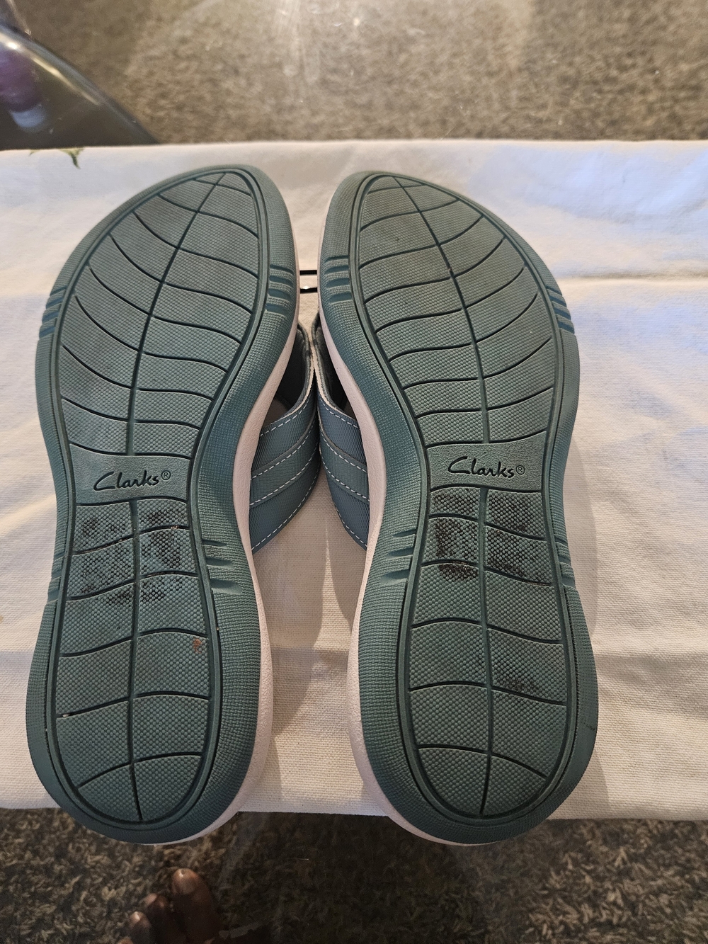 Clarks Teal Cloudsteppers Slip-On Thong Sandals - Picture 8 of 10
